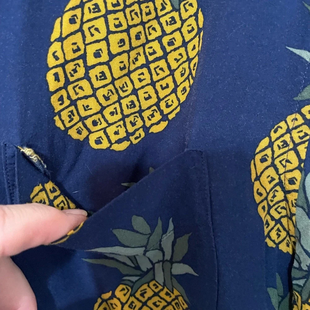Banana Republic Men’s Button up Hawaiian Style Navy blue W pineapple print shirt